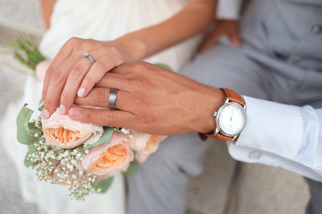couple-wedding-rings