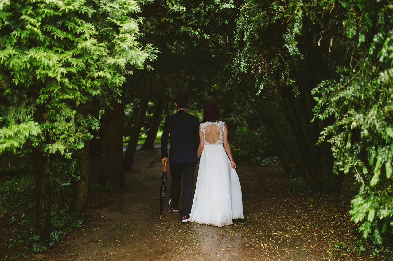 couple-wedding-outdoor