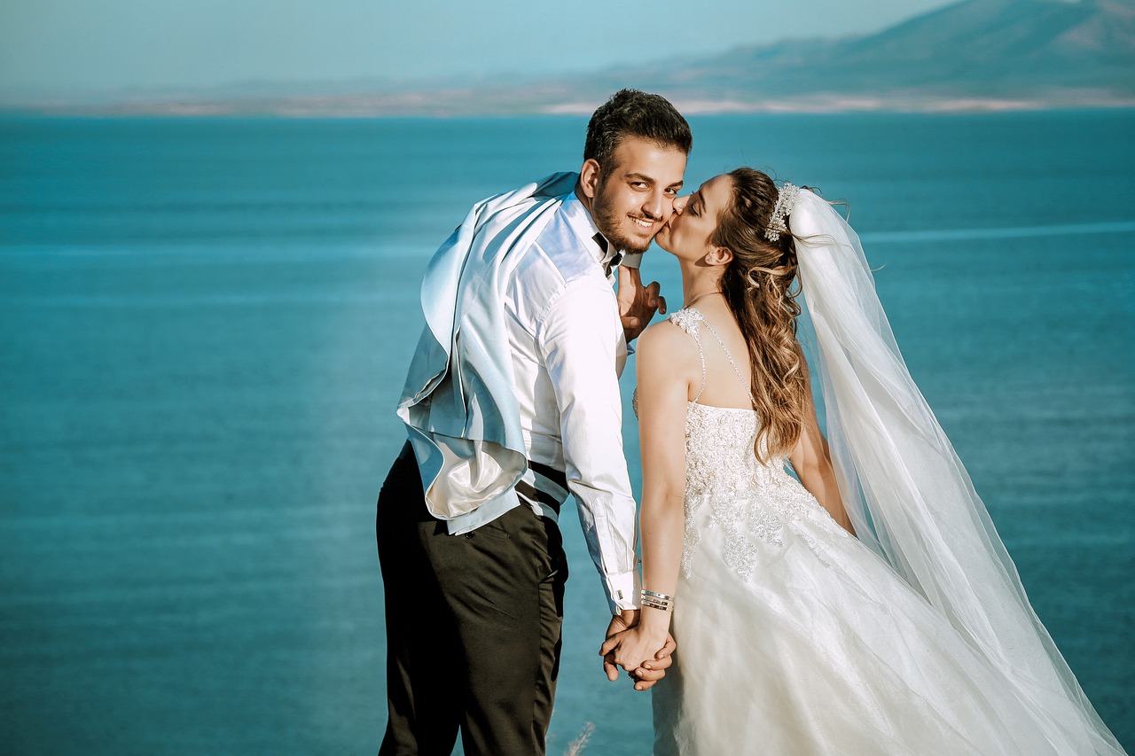 bride-groom-beach-wedding