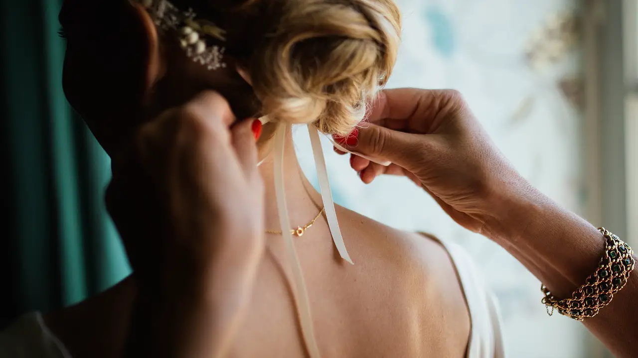 tying-hair-wedding